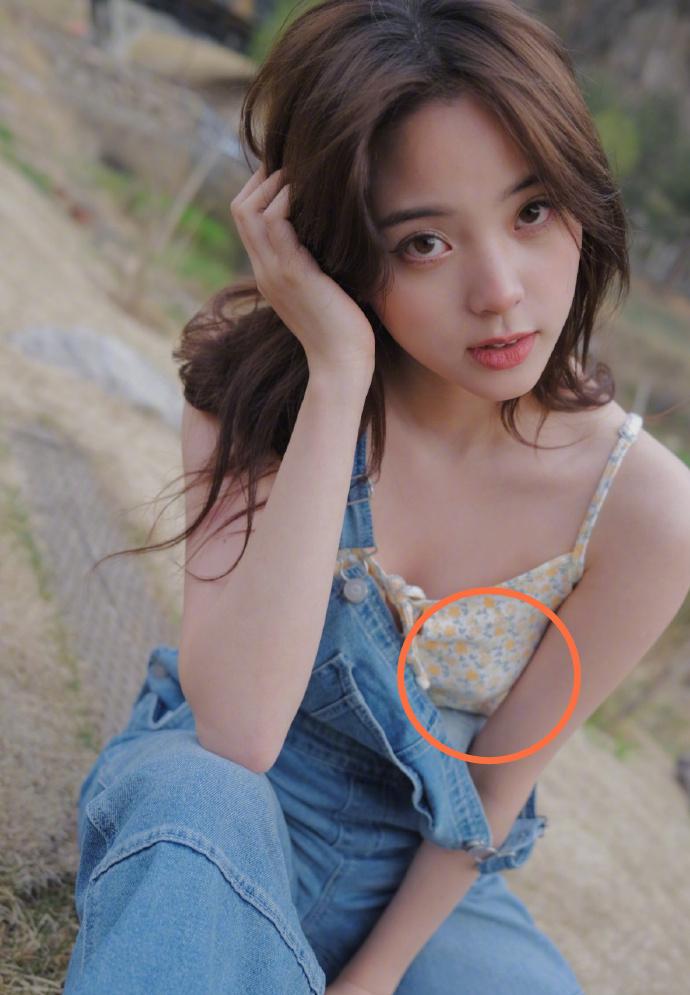 欧阳娜娜凸点照片（艺人欧阳娜娜露点爆照）