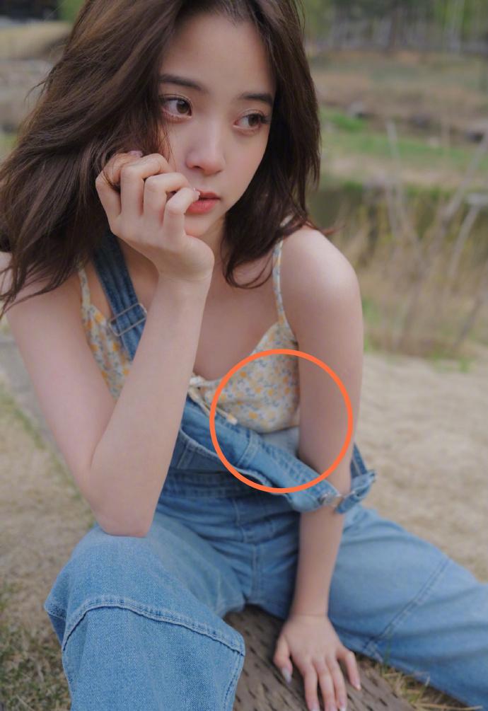 欧阳娜娜凸点照片（艺人欧阳娜娜露点爆照）