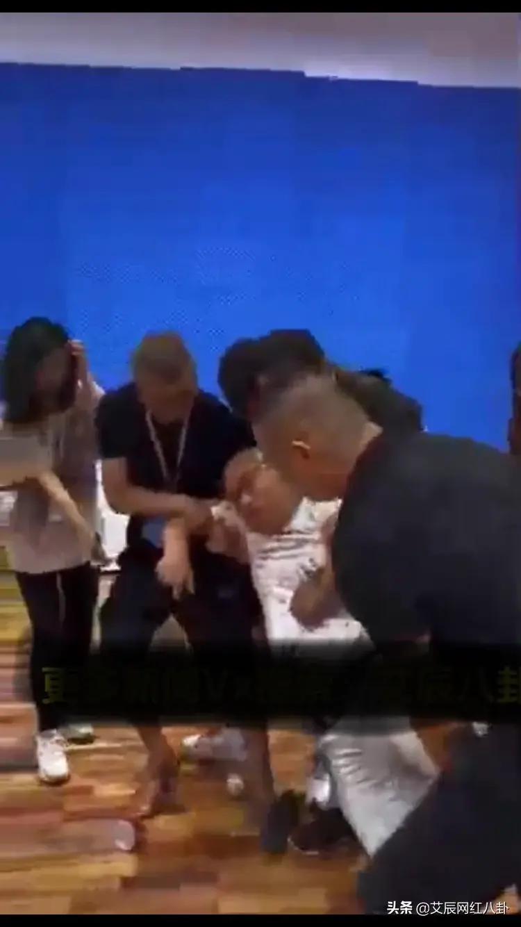 小伊伊牌牌琦怎么认识的（网红小伊伊与牌牌琦的恋爱经历）