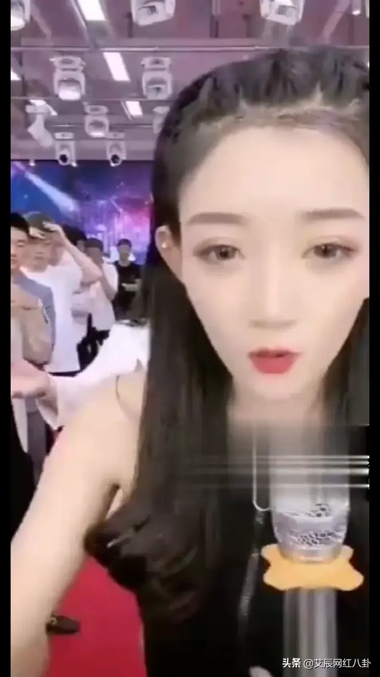 小伊伊牌牌琦怎么认识的（网红小伊伊与牌牌琦的恋爱经历）