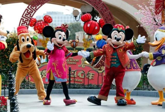 上海迪士尼量身高要脱鞋吗2