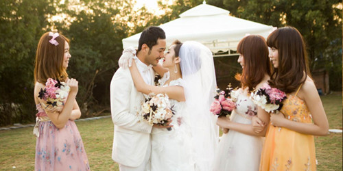 自己买婚纱一般多少钱（定制婚纱礼服注意事项）