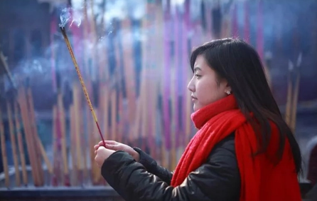 上香时先许愿还是先插香（上香时许愿还是跪拜时许愿）