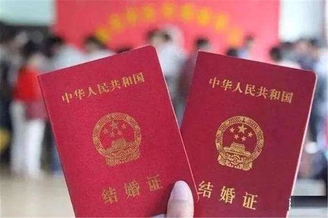 订婚买什么首饰（订婚男方需要准备什么）