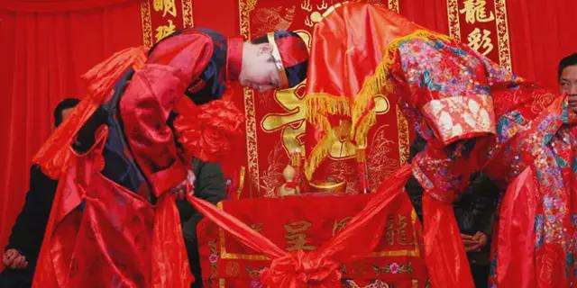 结婚女方需要准备几套衣服（怎样选择新婚服装）