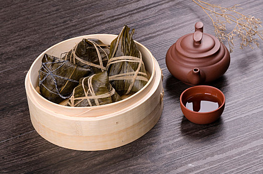 粽子被粽叶染绿了还能吃吗（粽子被粽叶染绿了是什么原因）