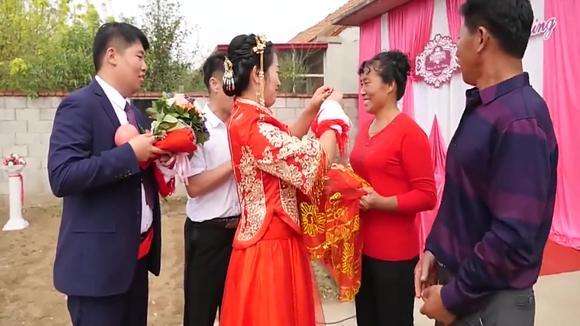 关于雪的婚礼主持词（婚礼主持人需要准备哪些台词）