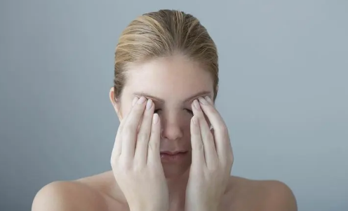 右眼皮跳是什么预兆女(为什么右眼皮会跳) 右眼皮跳是什么预兆女(为什么右眼皮会跳)