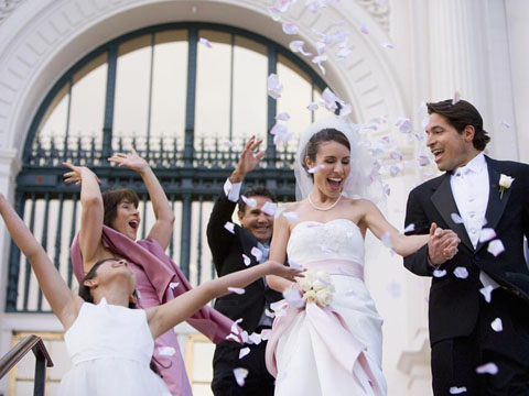 自己买婚纱一般多少钱（定制婚纱礼服注意事项）