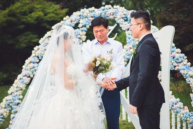 接新娘游戏整伴郎（婚礼伴娘整伴郎游戏）