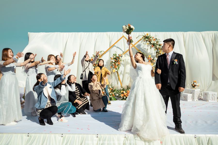 关于雪的婚礼主持词（婚礼主持人需要准备哪些台词）