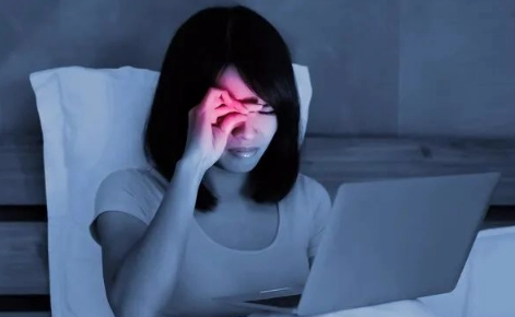 右眼皮跳是什么预兆女(为什么右眼皮会跳) 右眼皮跳是什么预兆女(为什么右眼皮会跳)