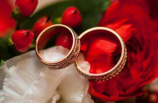 结婚女方需要准备几套衣服（怎样选择新婚服装）