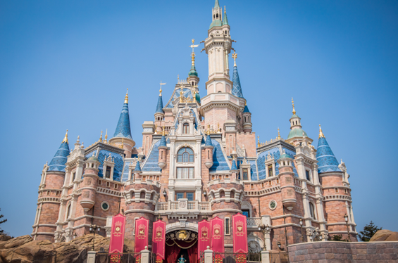 上海迪士尼一个大人可以带几个小孩（上海迪士尼一个大人可以带二个小孩吗）