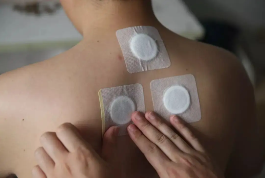 贴三伏贴贴出水是寒气还是汗水（三伏贴贴出来的水是湿气吗）