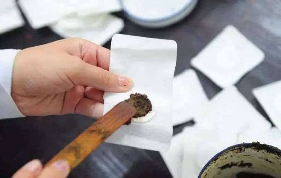 贴三伏贴撕掉后有很多水珠是湿气吗（贴三伏贴出水珠是不是湿气大）