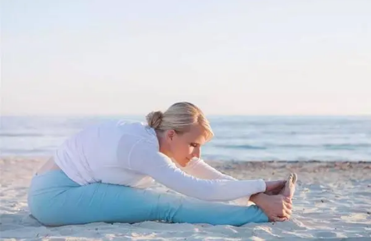 三伏天晒背是趴着晒好还是坐着晒好（晒背是坐着还是站着好）