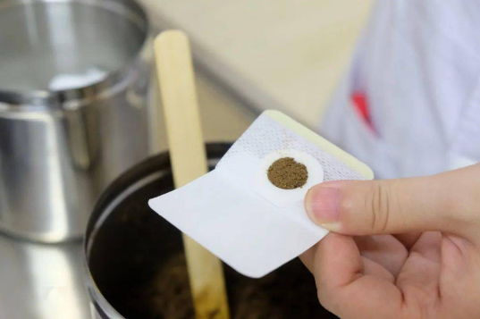 贴三伏贴撕掉后有很多水珠是湿气吗（贴三伏贴出水珠是不是湿气大）