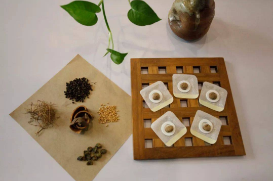 女生去贴三伏贴穿什么内衣（贴三伏贴可以穿短裤吗）