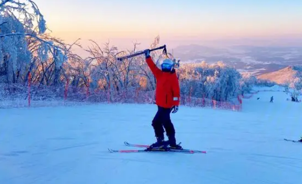 滑雪服里面穿卫衣还是毛衣(滑雪服里面怎么穿) 滑雪服里面穿卫衣还是毛衣(滑雪服里面怎么穿)