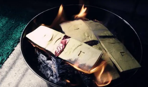 2023年中元节烧纸钱是提前还是推后（中元节烧纸钱有什么讲究时间）