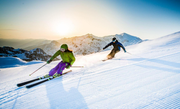 滑雪服里面穿什么衣服最合适（滑雪服里面穿什么保暖好看）