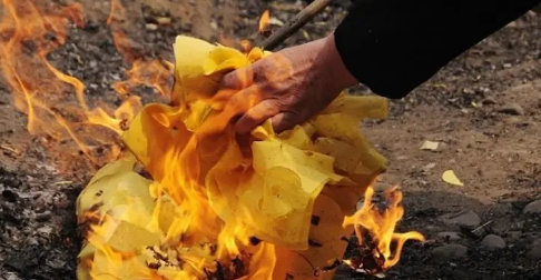 2023中元节可以在家祭拜已故父母吗（中元节在家祭拜还是在外祭拜）