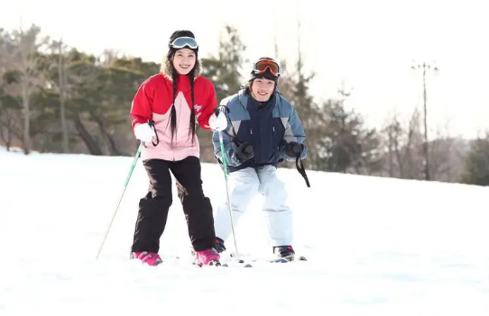 滑雪服里面穿一件卫衣够了吗(滑雪服里面穿一件卫衣冷不冷) 滑雪服里面穿一件卫衣够了吗(滑雪服里面穿一件卫衣冷不冷)