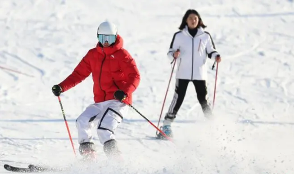 滑雪戴隐形还是带镜架的眼镜好（滑雪戴隐形眼镜还是框架眼镜）