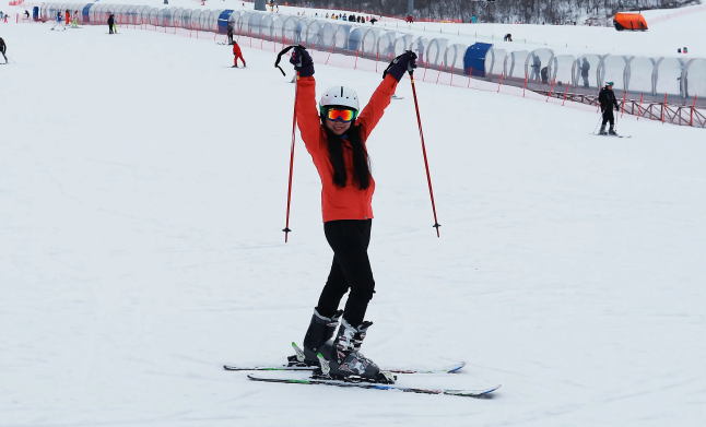 滑雪戴隐形还是带镜架的眼镜好（滑雪戴隐形眼镜还是框架眼镜）