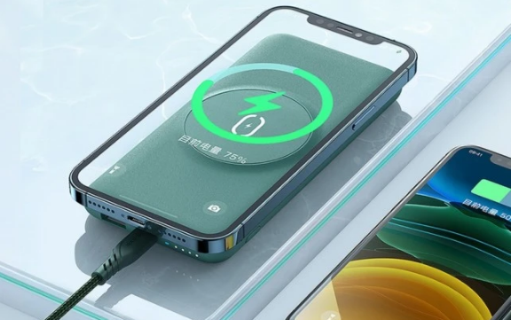 苹果15能用充电宝自带的C线充电吗（充电宝上的type（c接口能给苹果15充电吗）