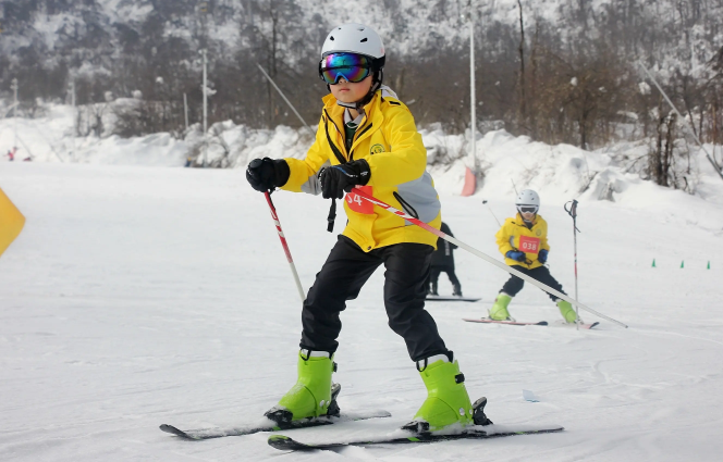 滑雪戴隐形还是带镜架的眼镜好（滑雪戴隐形眼镜还是框架眼镜）