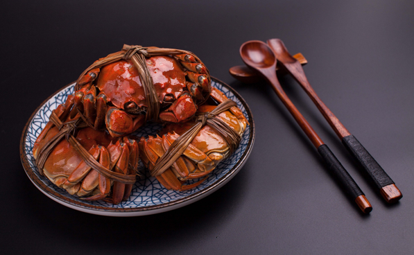 螃蟹和橙子同吃等于砒霜吗（螃蟹和橙子一起吃会中毒吗）