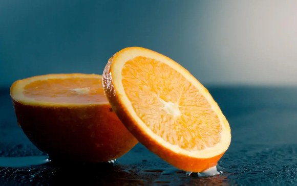 螃蟹和橙子同吃等于砒霜吗（螃蟹和橙子一起吃会中毒吗）