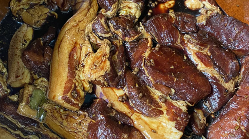 猪肉放酱油泡两天比腊肉还香正常吗（猪肉放酱油里泡两天有亚硝酸盐吗）