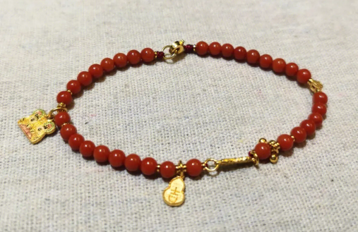 2024年本命年戴三合好还是6合好（本命年佩戴三合和六合哪个好）