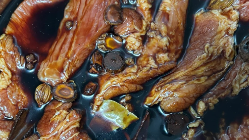 猪肉放酱油泡两天比腊肉还香正常吗（猪肉放酱油里泡两天有亚硝酸盐吗）