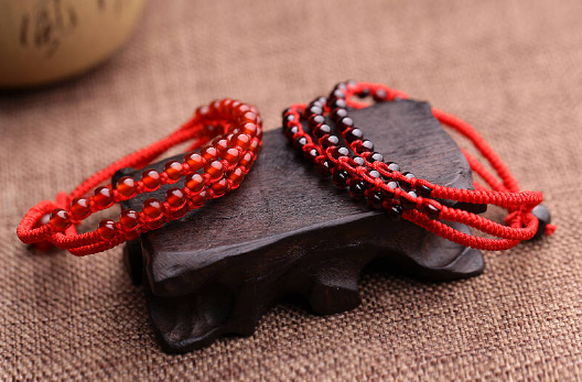 2024年本命年戴红绳还是黑绳（2024年本命年带什么绳）
