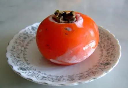 冻柿子和螃蟹一起吃会怎么样（冻柿子螃蟹一起吃会中毒吗）