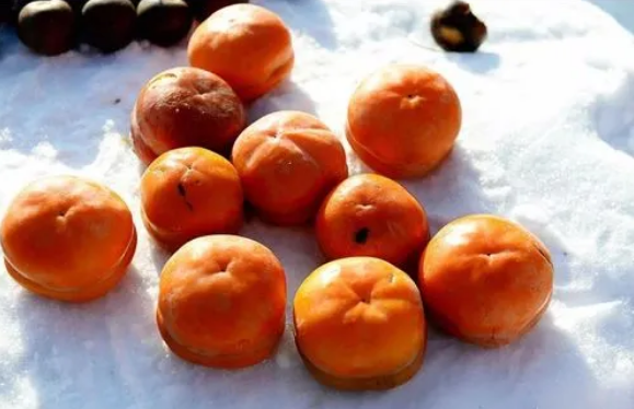 冻柿子可以和酸奶一起吃吗（吃冻柿子可以喝酸奶吗）