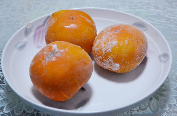 吃冻柿子血糖会升高吗（冻柿子血糖高的人能吃吗）