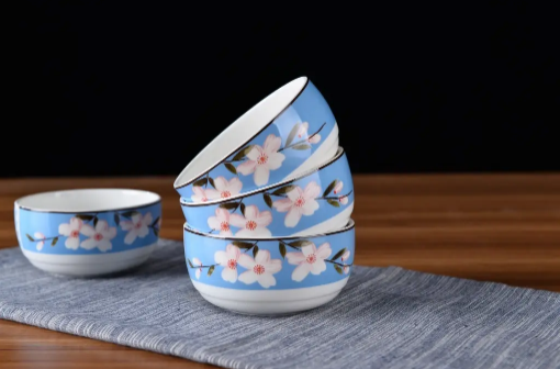 釉上彩餐具不能放热食吗（釉上彩餐具不装热菜有毒吗）