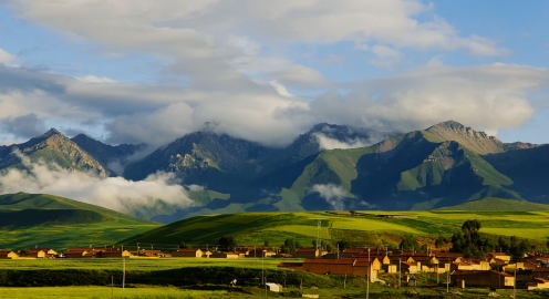 2024年五一去新疆适宜吗（五一去新疆旅游穿什么衣服）