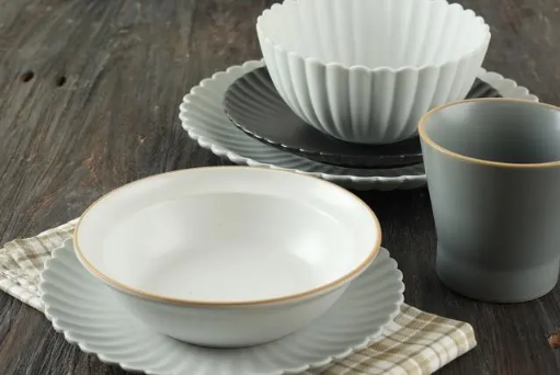 釉上彩的餐具可以放微波炉吗（釉上彩的餐具可以放消毒柜吗）